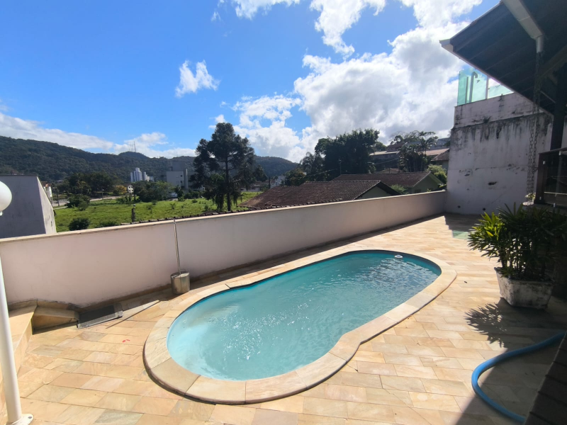 LINDA CASA COM PISCINA - BAIRRO   JARDIM MALUCHE  - SEMI MOBILIADA