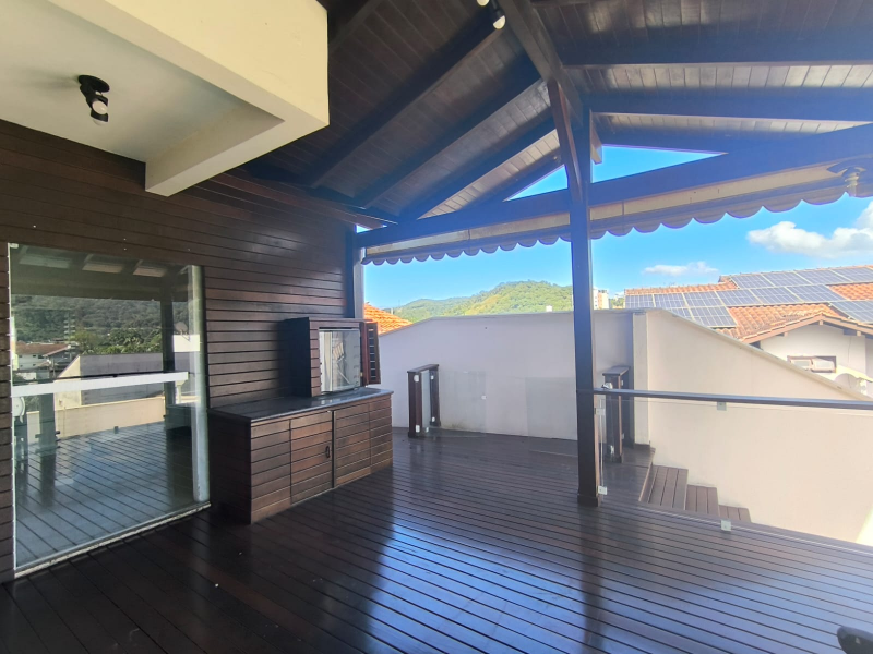 LINDA CASA COM PISCINA - BAIRRO   JARDIM MALUCHE  - SEMI MOBILIADA