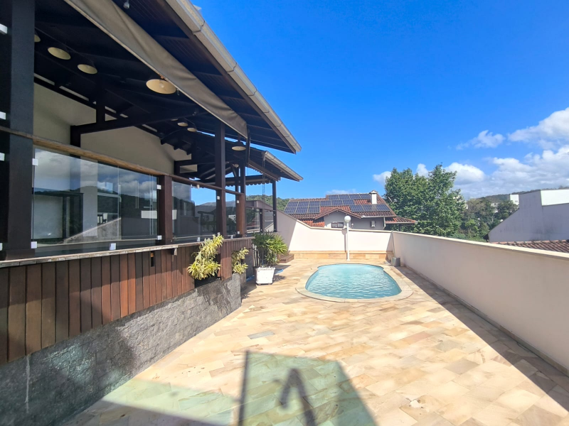 LINDA CASA COM PISCINA - BAIRRO   JARDIM MALUCHE  - SEMI MOBILIADA