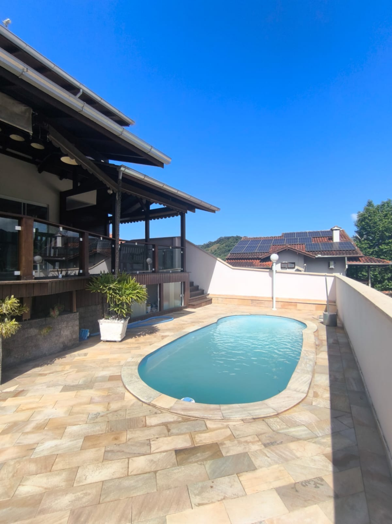 LINDA CASA COM PISCINA - BAIRRO   JARDIM MALUCHE  - SEMI MOBILIADA