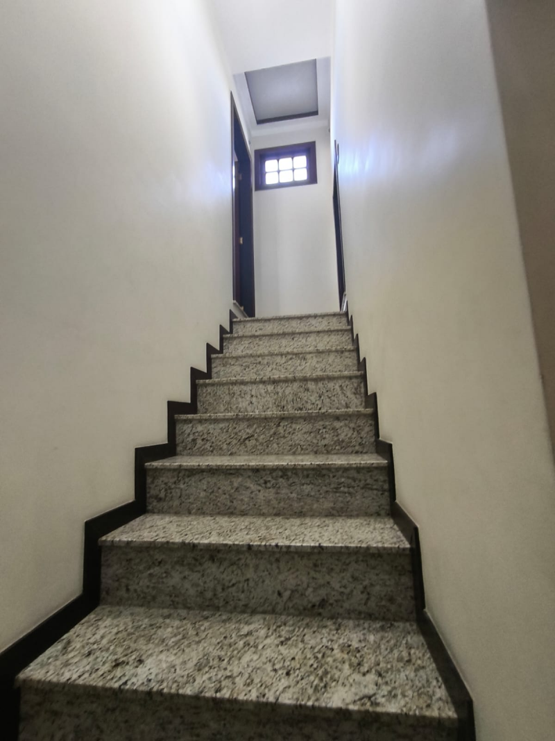 LINDA CASA COM PISCINA - BAIRRO   JARDIM MALUCHE  - SEMI MOBILIADA