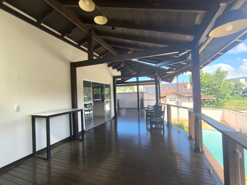 LINDA CASA COM PISCINA - BAIRRO   JARDIM MALUCHE  - SEMI MOBILIADA