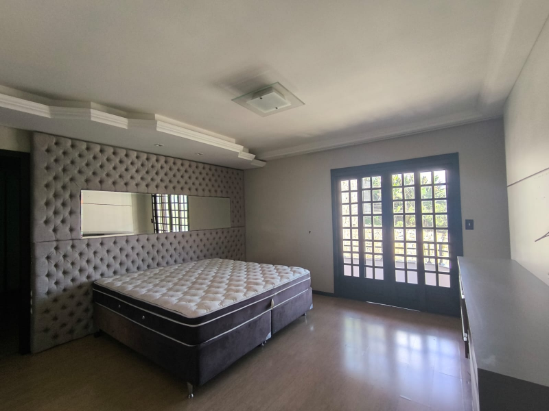 LINDA CASA COM PISCINA - BAIRRO   JARDIM MALUCHE  - SEMI MOBILIADA