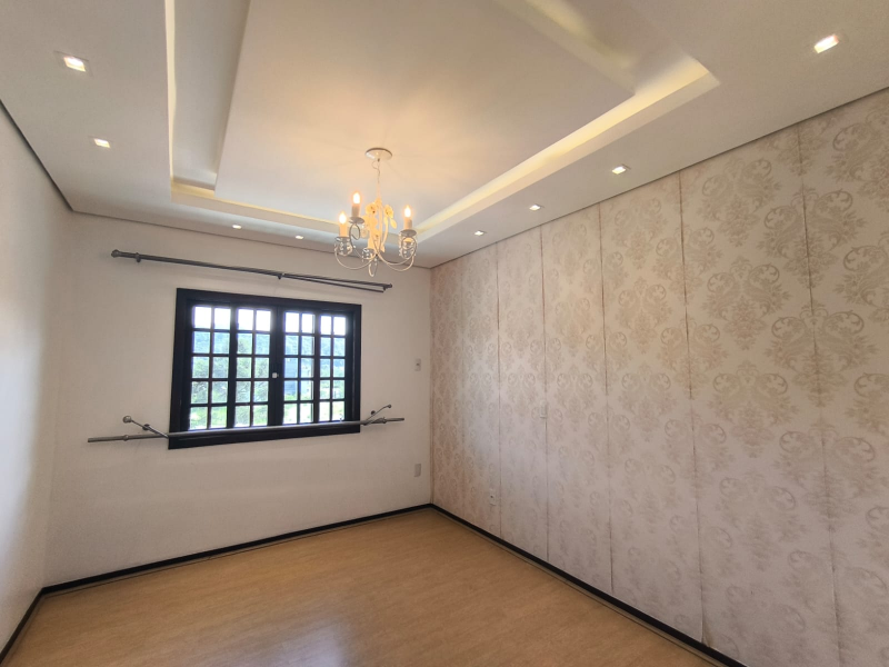 LINDA CASA COM PISCINA - BAIRRO   JARDIM MALUCHE  - SEMI MOBILIADA
