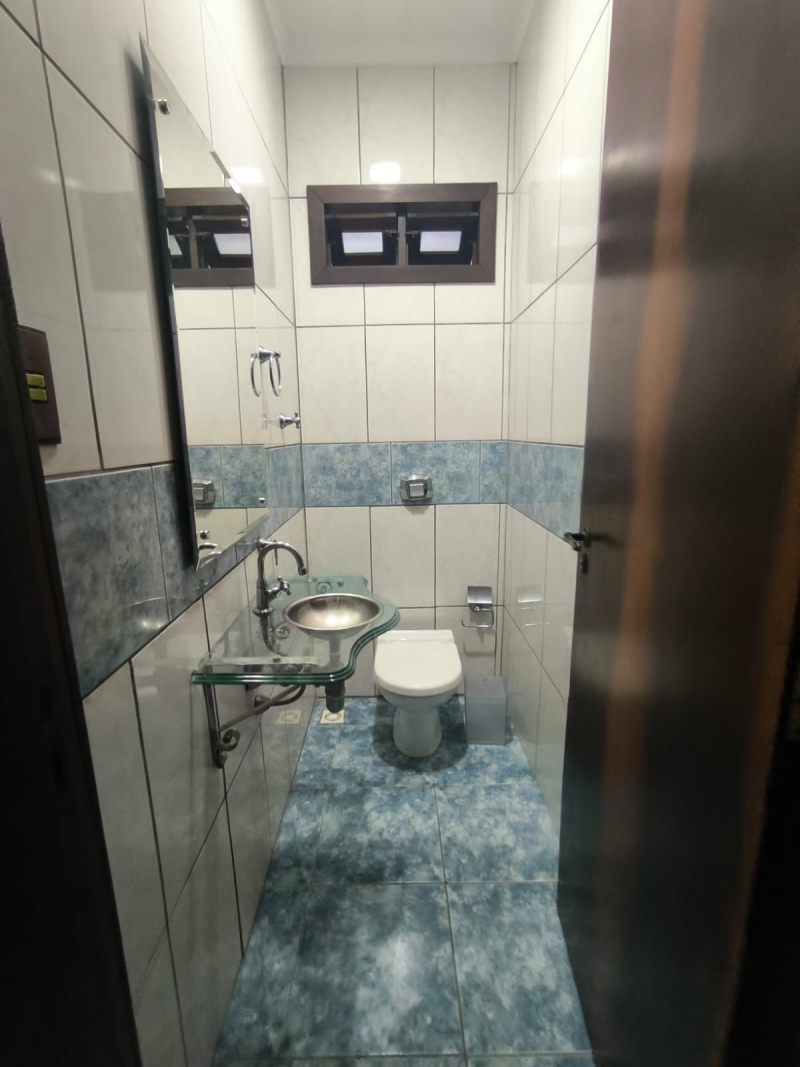 LINDA CASA COM PISCINA - BAIRRO   JARDIM MALUCHE  - SEMI MOBILIADA