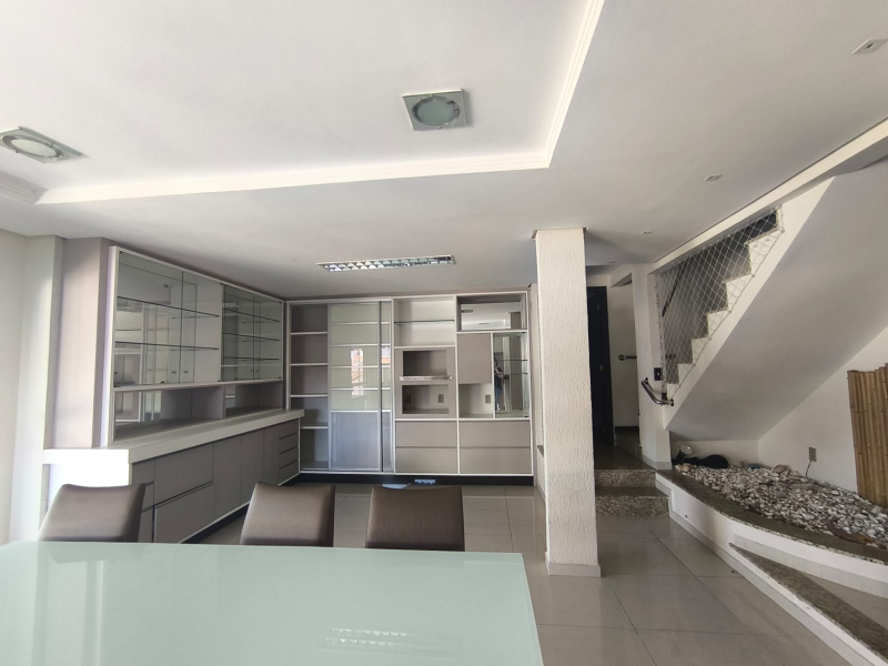 LINDA CASA COM PISCINA - BAIRRO   JARDIM MALUCHE  - SEMI MOBILIADA