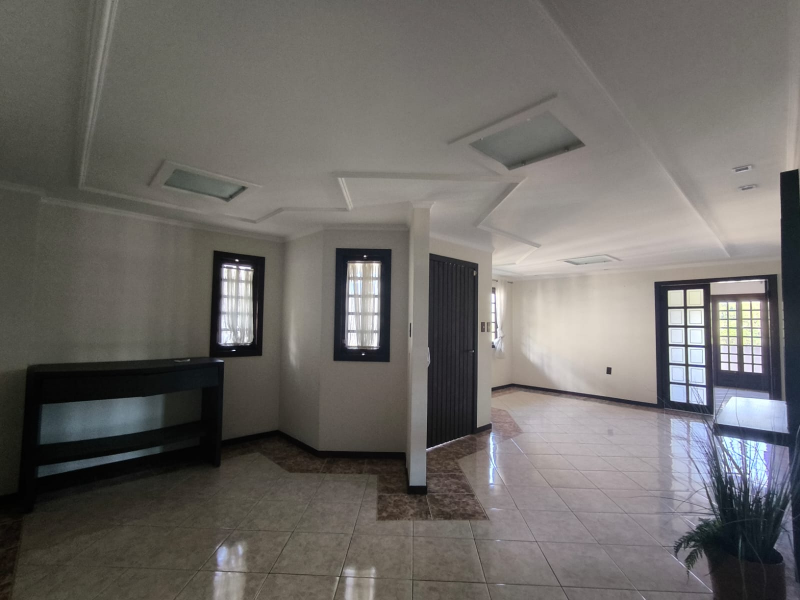 LINDA CASA COM PISCINA - BAIRRO   JARDIM MALUCHE  - SEMI MOBILIADA