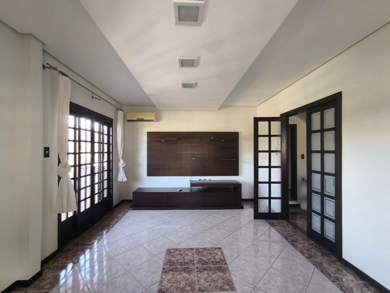 LINDA CASA COM PISCINA - BAIRRO   JARDIM MALUCHE  - SEMI MOBILIADA
