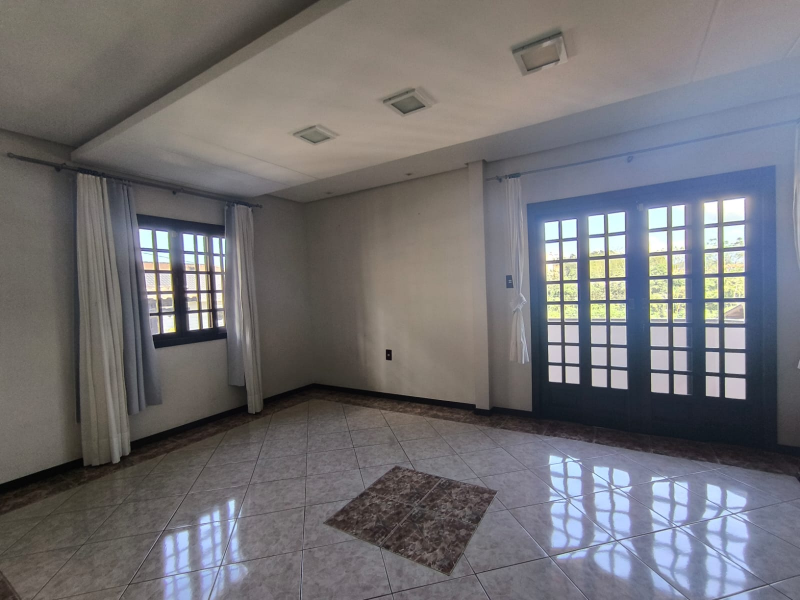 LINDA CASA COM PISCINA - BAIRRO   JARDIM MALUCHE  - SEMI MOBILIADA