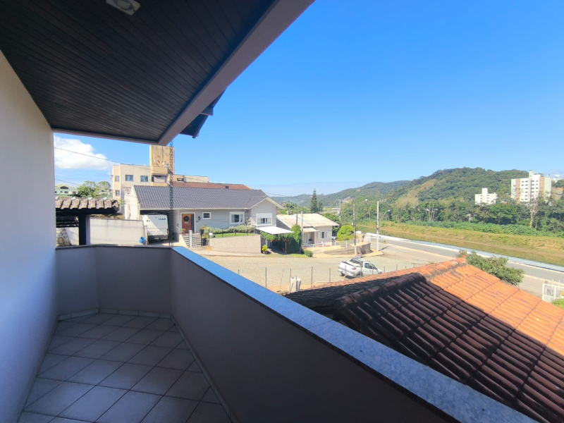 LINDA CASA COM PISCINA - BAIRRO   JARDIM MALUCHE  - SEMI MOBILIADA