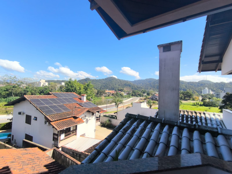 LINDA CASA COM PISCINA - BAIRRO   JARDIM MALUCHE  - SEMI MOBILIADA