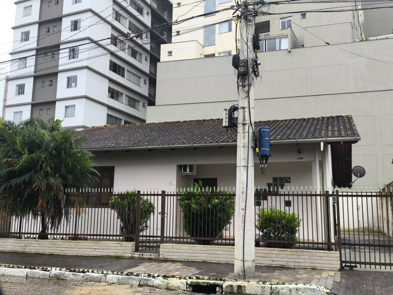 CASA SUITE + 02 QUARTOS - BAIRRO SAO LUIZ - SEMI MOBILIADA