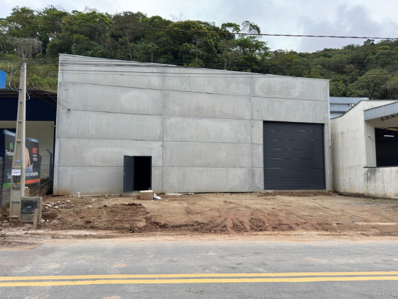 GALPÃO  com 351,00 m2 - bairro azambuja