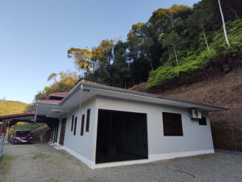 CASA 01 SUITE + 02 QTOS - PRIMEIRO DE MAIO - SEMI MOBILIADA