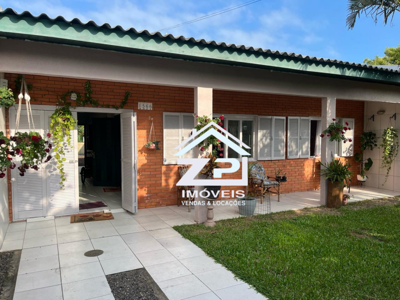 Casa à venda com 04 dormitórios - 143M² - Figueirinha