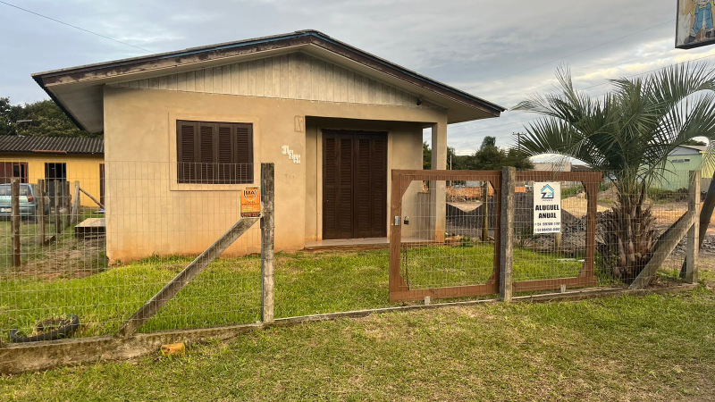 Casa com 02 quartos pátio fechado
