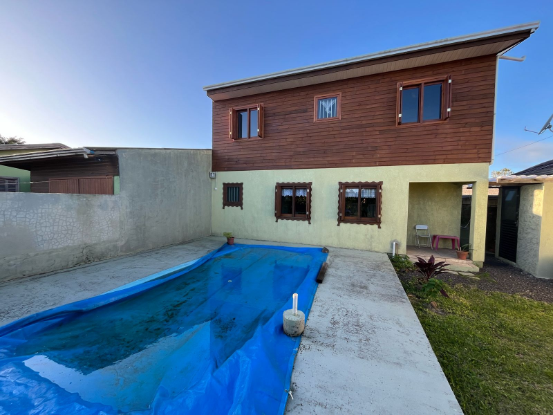 Casa à venda com piscina - 60m²
