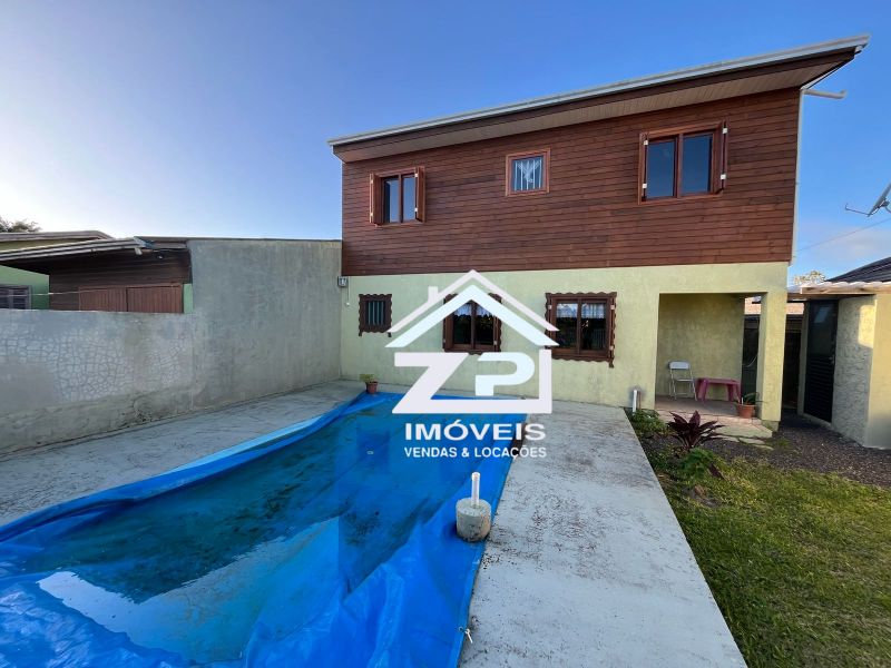 Casa à venda com piscina - 60m²