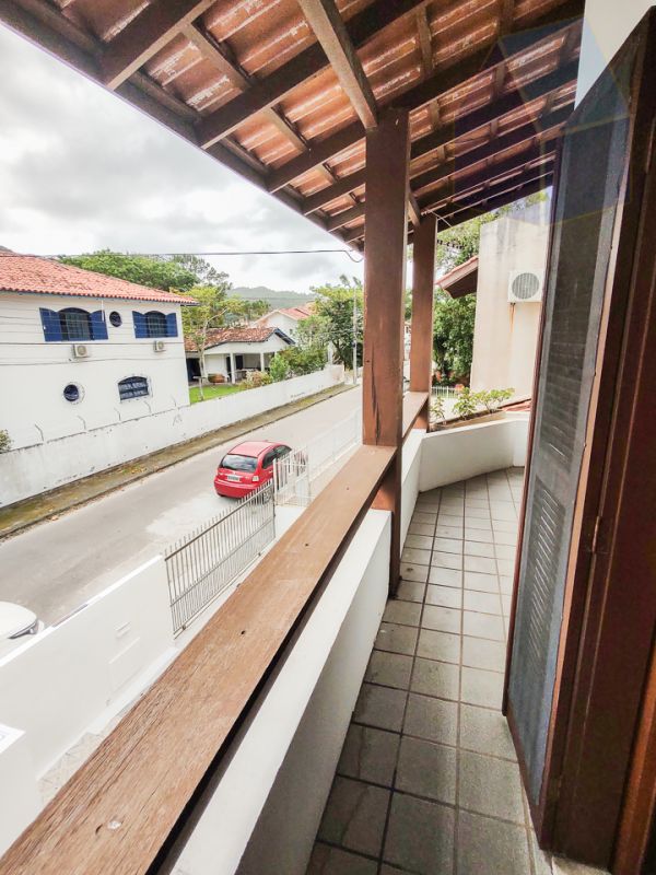 Casa 2 pisos com 3 dormitórios a 150mts da praia da Cachoeira do Bom Jesus
