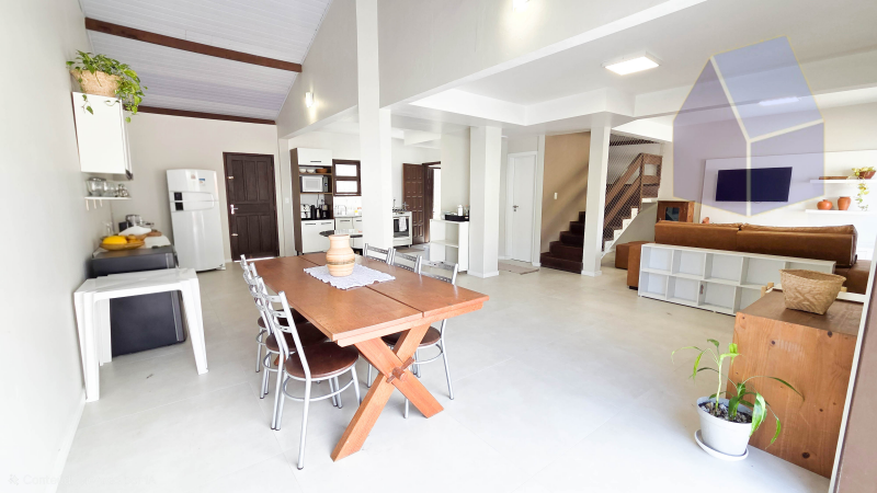 Casa 2 pisos com 3 dormitórios a 150mts da praia da Cachoeira do Bom Jesus