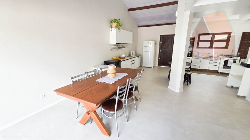 Casa 2 pisos com 3 dormitórios a 150mts da praia da Cachoeira do Bom Jesus