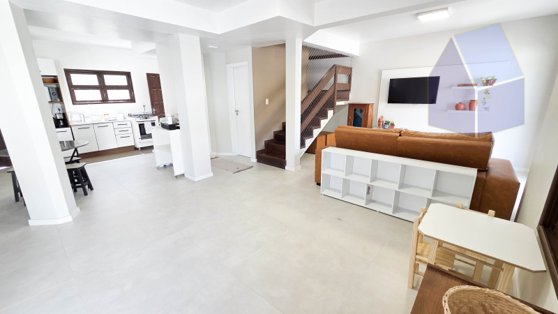 Casa 2 pisos com 3 dormitórios a 150mts da praia da Cachoeira do Bom Jesus