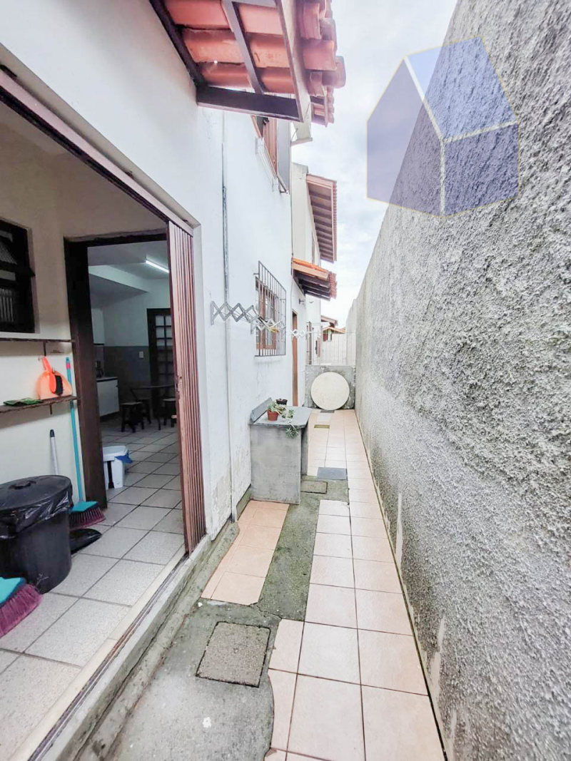 Casa 2 pisos com 3 dormitórios a 150mts da praia da Cachoeira do Bom Jesus