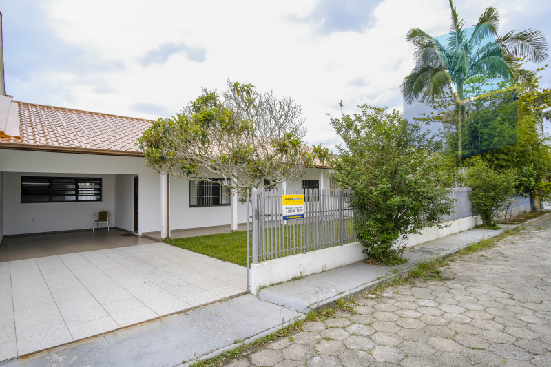 Linda casa com 3 dormitórios, área externa e perto da praia