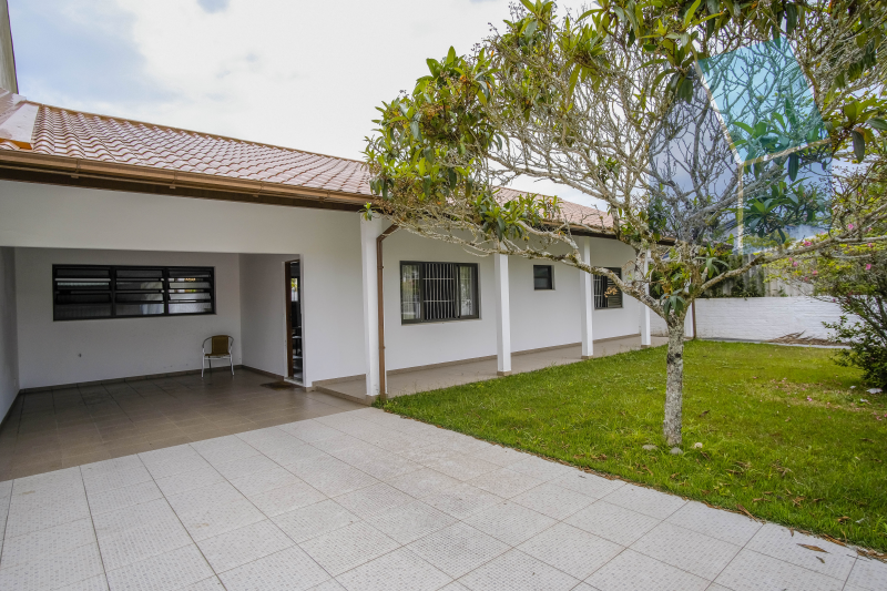 Linda casa com 3 dormitórios, área externa e perto da praia