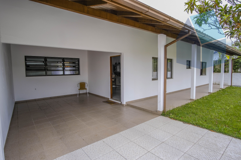 Linda casa com 3 dormitórios, área externa e perto da praia