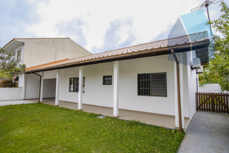 Linda casa com 3 dormitórios, área externa e perto da praia