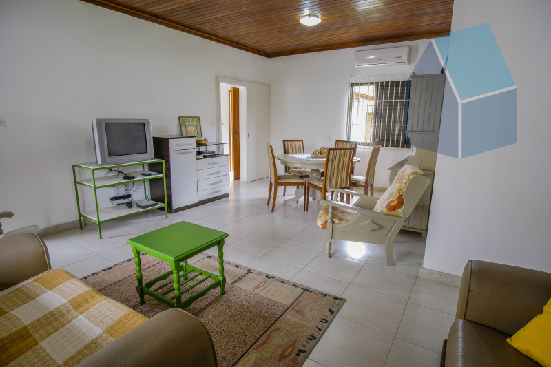 Linda casa com 3 dormitórios, área externa e perto da praia