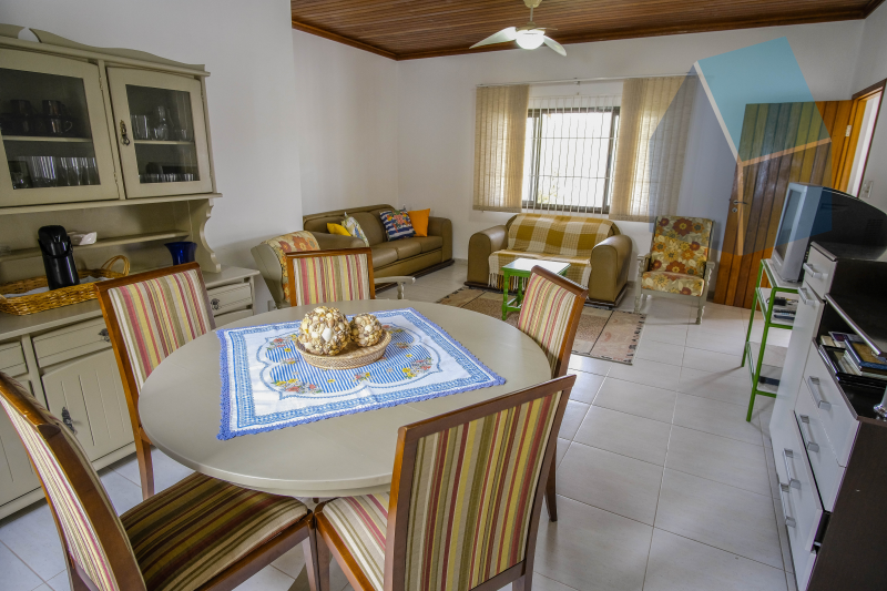 Linda casa com 3 dormitórios, área externa e perto da praia