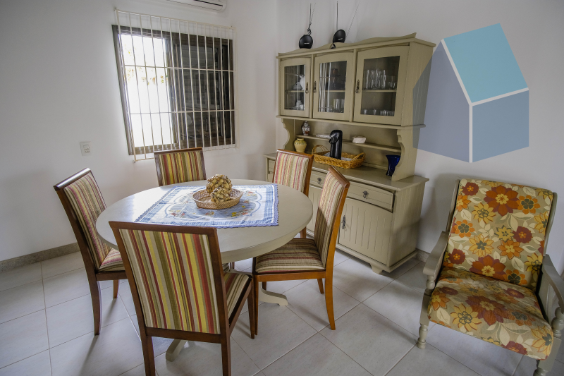 Linda casa com 3 dormitórios, área externa e perto da praia