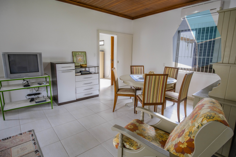 Linda casa com 3 dormitórios, área externa e perto da praia