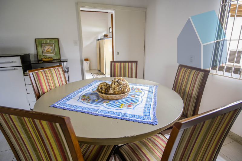 Linda casa com 3 dormitórios, área externa e perto da praia