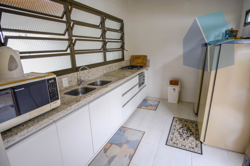 Linda casa com 3 dormitórios, área externa e perto da praia