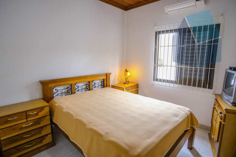 Linda casa com 3 dormitórios, área externa e perto da praia