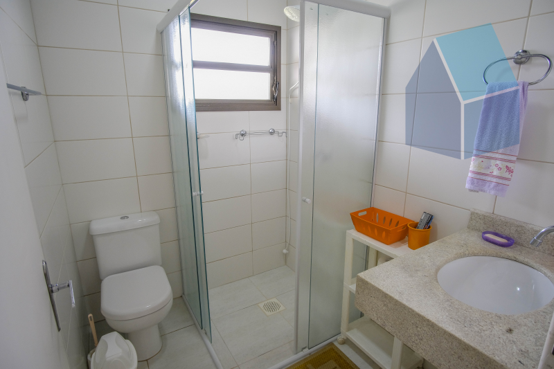 Linda casa com 3 dormitórios, área externa e perto da praia