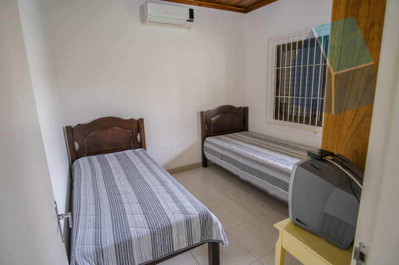 Linda casa com 3 dormitórios, área externa e perto da praia