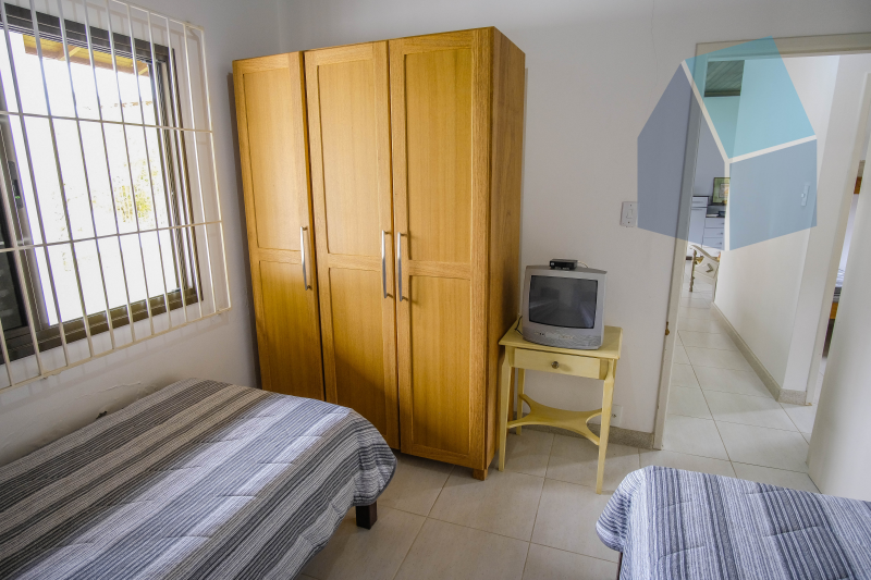 Linda casa com 3 dormitórios, área externa e perto da praia