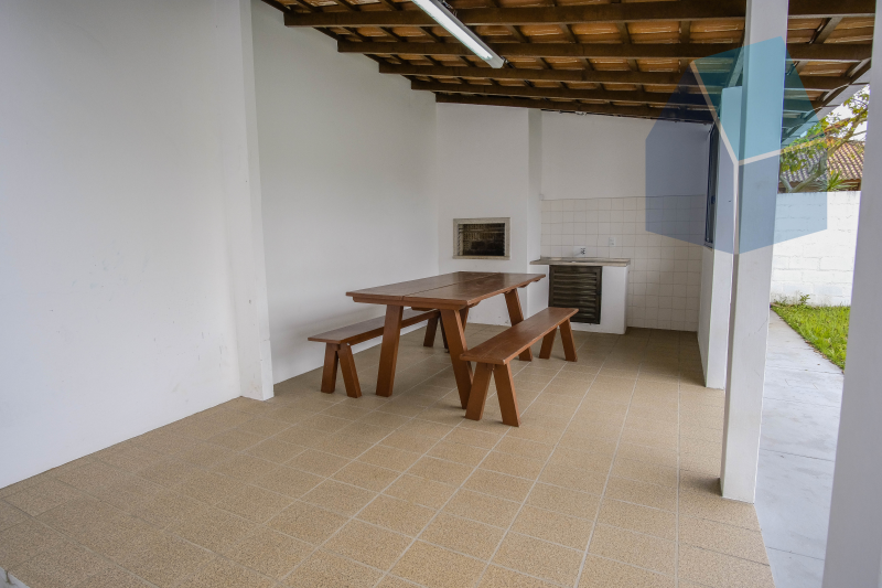 Linda casa com 3 dormitórios, área externa e perto da praia