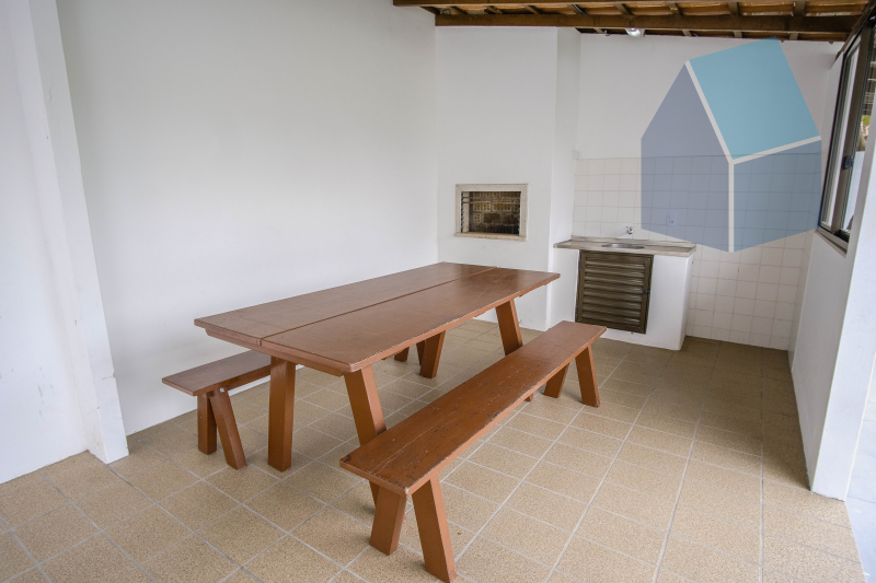 Linda casa com 3 dormitórios, área externa e perto da praia