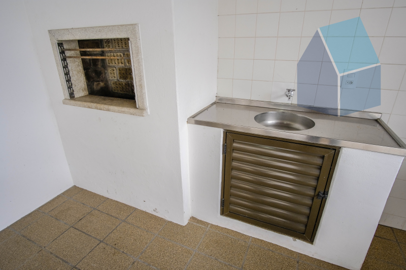 Linda casa com 3 dormitórios, área externa e perto da praia