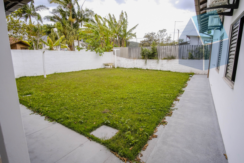 Linda casa com 3 dormitórios, área externa e perto da praia
