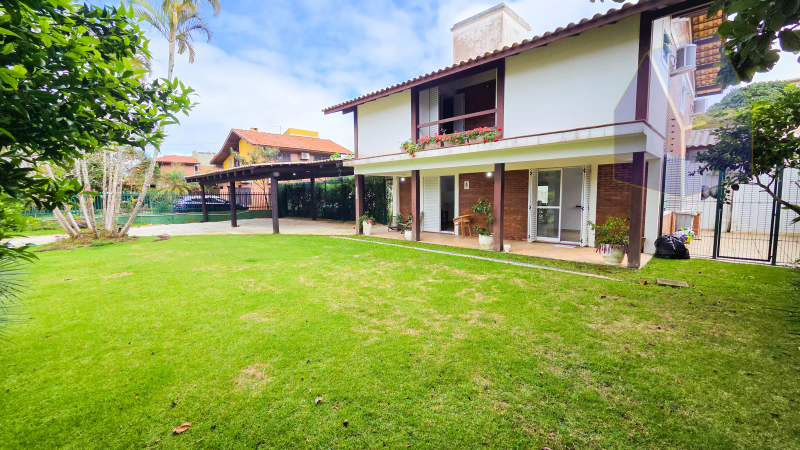 Excelente casa com piscina, com 4 suítes a 50mts da Praia