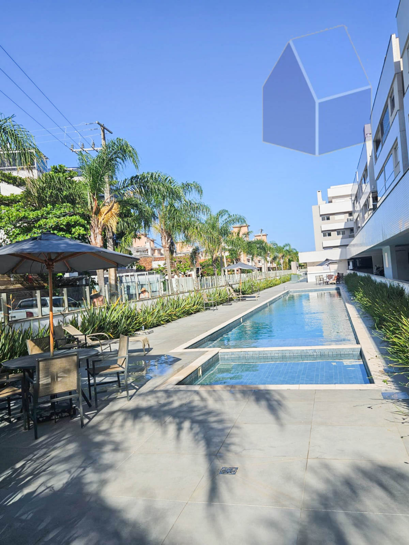 Excelente Apto 2 dorm. sendo 1 suite. Condomínio com piscina e a 150mts da praia dos Ingleses