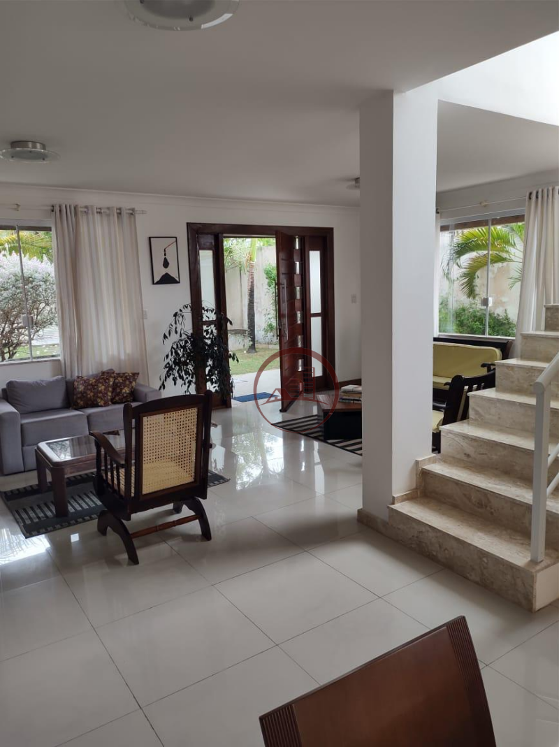 CASA DUPLEX - 4 QUARTOS, SENDO 2 SUITES, GARAGEM