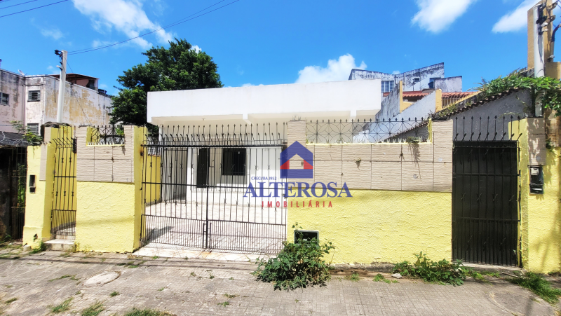 Casa Com 3/4, Uma Suíte, Dependência e Garagem na Rua Rio Jacuípe em Monte Serrat.