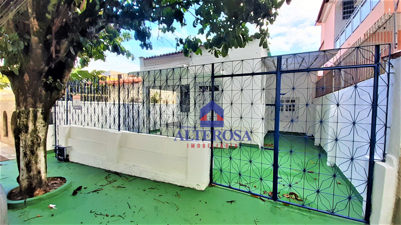 Casa Ampla Com 3/4, Salas,  Dependência e Garagem na Rua Rio Jacuípe em Monte Serrat.